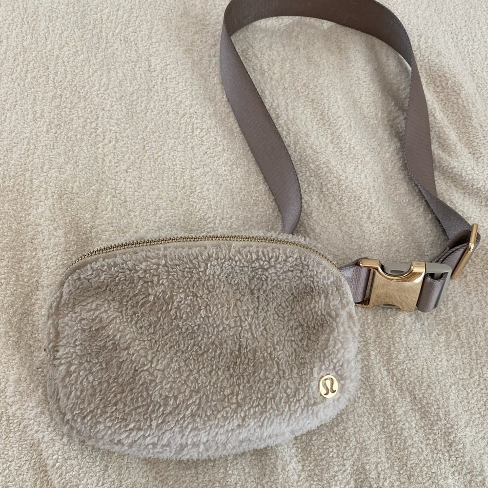 Lululemon Everywhere Belt Bag